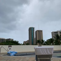 Снимок сделан в Luana Waikiki Hotel &amp;amp; Suites пользователем Cyrus L. 5/15/2022