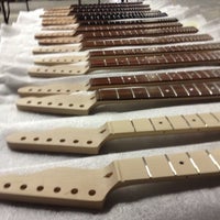 รูปภาพถ่ายที่ St Blues Guitar Workshop Showroom โดย Ross L. เมื่อ 10/26/2012