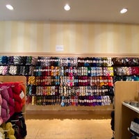 Foto tirada no(a) Argyle Yarn Shop por annie . em 6/18/2022