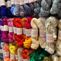 Foto tirada no(a) Argyle Yarn Shop por annie . em 6/18/2022