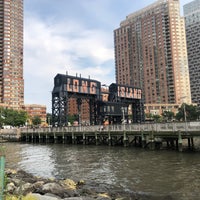 Photo taken at Gantry Plaza State Park by Lee D. on 7/24/2021