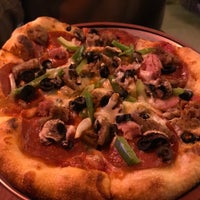 Foto scattata a The Rock Wood Fired Pizza da Frozen T. il 3/1/2022