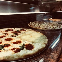 Foto tirada no(a) 10th Ave. Pizza &amp;amp; Cafe por ariq d. em 8/5/2018