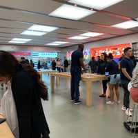 Photo taken at Apple Dadeland by Andrea M. on 2/24/2019