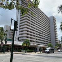 Foto diambil di Ambassador Hotel Waikiki oleh mo 1. pada 5/28/2019