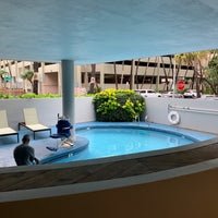 Снимок сделан в Courtyard by Marriott Waikiki Beach пользователем Anthony L. 11/21/2023
