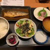 Photo taken at 魚串 然 by 絵 on 9/30/2019