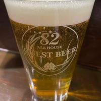 Photo taken at 82 ALE HOUSE 新宿西口大ガード店 by 絵 on 2/25/2023