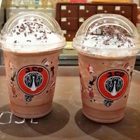 Photo taken at J.Co Donuts &amp;amp; Coffee by WiNDy WiNoVe•°🔱❤ on 10/30/2014