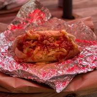 Das Foto wurde bei Steve&#39;s Hot Dogs &amp; Burgers von Matthew G. am 7/5/2020 aufgenommen