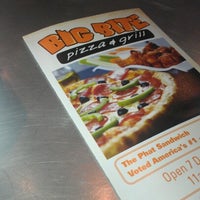 Photo prise au Big Bite Pizza &amp;amp; Grill par Pam R. le10/27/2012