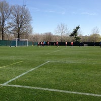 รูปภาพถ่ายที่ Sporting Club Training Center โดย Rob S. เมื่อ 4/25/2013