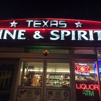 Foto tirada no(a) Texas Wine &amp;amp; Spirits por Allie B. em 12/26/2013
