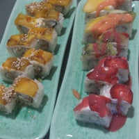 รูปภาพถ่ายที่ Sushi Umi โดย Javier G. เมื่อ 3/9/2013