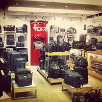 รูปภาพถ่ายที่ Ambassador Luggage &amp;amp; Leather Goods Store โดย Subhan Z. เมื่อ 8/7/2013