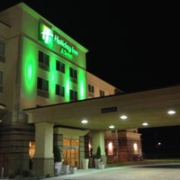 Das Foto wurde bei Holiday Inn &amp;amp; Suites Green Bay Stadium, an IHG Hotel von Austin W. am 5/11/2013 aufgenommen