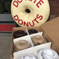 Photo taken at Do-Rite Donuts and Chicken by Livia on 6/8/2022