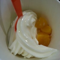 Photo taken at Tutti Frutti Frozen Yogurt by Rui B. on 12/15/2012