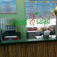 Das Foto wurde bei Island Salad von Ainz B. am 12/19/2013 aufgenommen