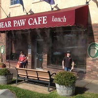 รูปภาพถ่ายที่ Bear Paw Cafe โดย Kevin H. เมื่อ 8/18/2013