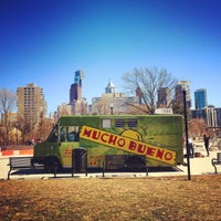 Foto scattata a Mucho Bueno Food Truck da Mucho Bueno Food Truck il 1/12/2015