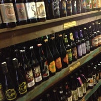 รูปภาพถ่ายที่ Peabody&amp;#39;s Wine &amp;amp; Beer Merchants โดย Ben U. เมื่อ 2/18/2013