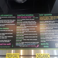 Foto scattata a Juice Junkies - Vegan Cafe - Organic Juice Bar da Aaron B. il 9/15/2018