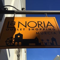 Foto scattata a La Noria Outlet Shopping da Ramon A. il 3/28/2015