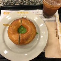 Photo taken at Au Bon Pain by Theerapat Y. on 6/20/2016