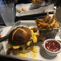 Photo taken at The Shake and Burger Bar by Ting on 7/20/2018