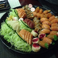 Photo taken at Naru Restaurants &amp;amp; Sushi Bar by Priscila A. on 12/31/2014