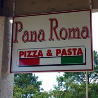 Foto tirada no(a) Pana Roma Pizza &amp;amp; Pasta por Chloe D. em 10/23/2012