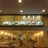 Photo taken at Tian Tian Hainanese Chicken Rice by Leonard Y. on 11/22/2012