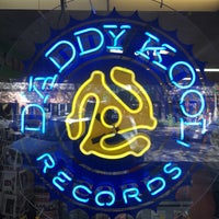 รูปภาพถ่ายที่ Daddy Kool Records โดย Ellijay Jones เมื่อ 12/19/2015
