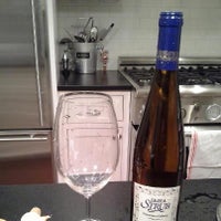 Foto tirada no(a) Val&#39;s Putnam Wines por Gregory V. em 12/27/2012