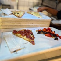 Photo taken at O Pedaço da Pizza by Clayton H. on 1/14/2023