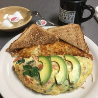 Foto diambil di Omelette &amp;amp; Waffle Café oleh Huy N. pada 9/14/2016