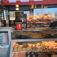 4/28/2022 tarihinde Steven M.ziyaretçi tarafından Donuts Delite / Salvatore&amp;#39;s Old Fashioned Pizzeria'de çekilen fotoğraf