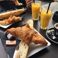 Foto tirada no(a) Le Café de La Poste por June em 7/31/2017