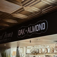 Foto tomada en Oak + Almond  por ѕ_∂нєαи ☕️📸 el 11/20/2023