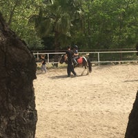 Das Foto wurde bei Countryranch Atlıspor Kulubü, Restaurant ve Köpek Oteli von Mert K. am 4/25/2019 aufgenommen