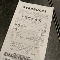 Foto tirada no(a) Starbucks por hongz em 7/23/2017