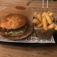 Photo taken at Be Burger by Ineke A. on 3/9/2016