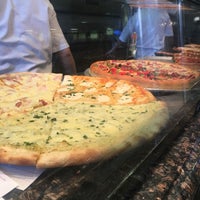 Das Foto wurde bei Cassiano&amp;#39;s Pizza von Joey L. am 5/12/2016 aufgenommen