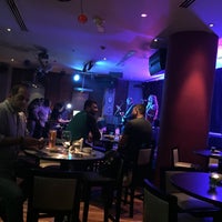 Photo taken at Centre Circle Sports Bar, Ramada Chelsea Hotel. by Salman J. on 8/4/2017