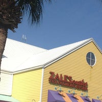 รูปภาพถ่ายที่ Outlet Mall in Sanibel/Ft. Myers โดย Lisa M. เมื่อ 12/30/2012