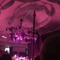 Foto tomada en Cape Cod Melody Tent  por Chris D. el 7/17/2016