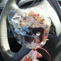 Photo taken at Edible Arrangements - Houston - Woodway by Mayte S. on 9/19/2012