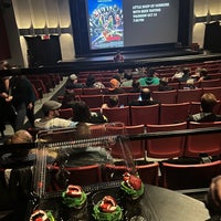Foto diambil di The Oaks Theater oleh Erica W. pada 10/14/2022