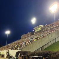 รูปภาพถ่ายที่ Salem Stadium โดย Mike B. เมื่อ 7/31/2013